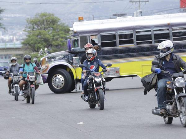 Miles de motociclistas circulan en las calles avanzando de forma temeraria.