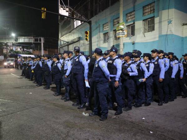 En los alrededores del Estadio Nacional hay un amplio despliegue policial para garantizar la seguridad.