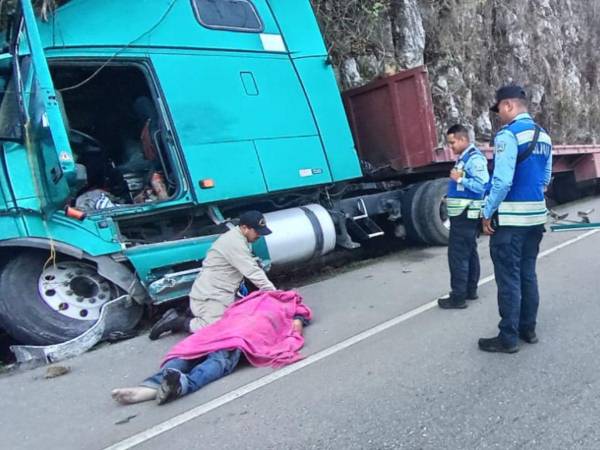 El cadáver del hombre fue rescatado por la policía, pero ya había fallecido.