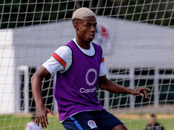 Julián Martínez salio lesionado ante el CAI en la Copa Centroamericana.