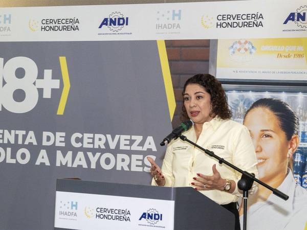 <i>Karla Ávila, directora Legal y Asuntos Corporativos de Cervecería Hondureña, durante el lanzamiento de la campaña “18+”.</i>