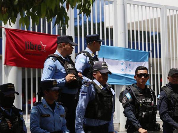 Ante la toma de las instalaciones del Centro Cívico Gubernamental (CCG) por parte de colectivos de Libre, elementos de la Policía Nacional llegaron para resguardar el recinto. Conozca más información a continuación.