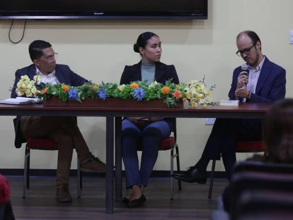 Moderados por la periodista cultural Samaí Torres, los expertos coincidieron en que el editor, ya sea independiente o institucional, debe estar preparado para recibir y cuidar una lectura.