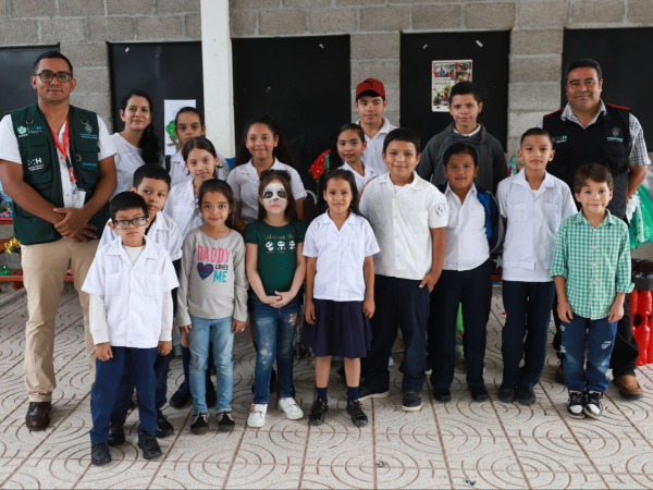 Los niños estuvieron atentos a las capacitaciones de Serna. Gracias a los patrocinadores por ser el nutriente en la educación de los jóvenes,