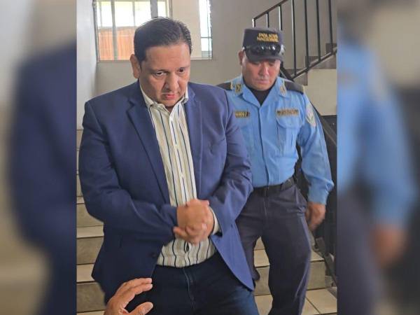 Gabriel Rubí lució serio y callado tras salir de su audiencia.