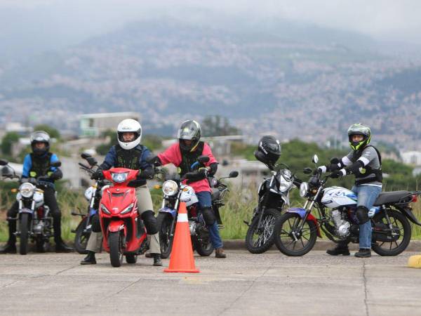 Las clases de manejo de motocicleta son impartidas cada fin de semana.