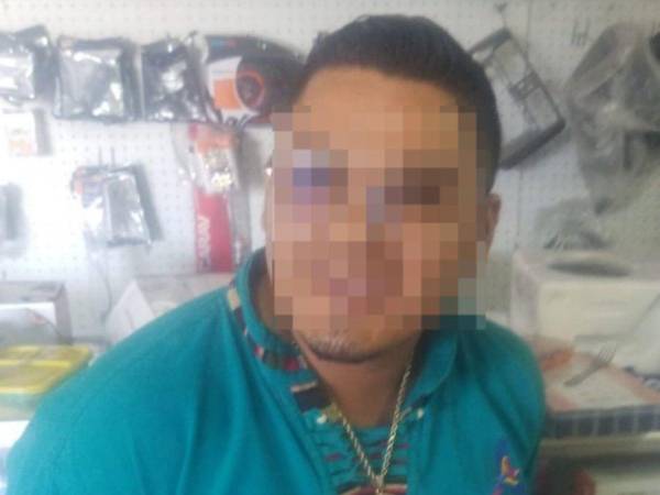 El juez municipal de Santa Rosa de Copán, Bayron René Hernández, fue detenido por la ATIC tras recibir L 100,000 en sobornos para agilizar permisos de operación. Junto a él, el abogado José Carlos Dubón Saldivar fue arrestado por su presunta complicidad en el esquema de corrupción. La FETCCOP presentará cargos de concusión contra el juez y de cohecho contra el abogado, en un esfuerzo por combatir la corrupción en el sistema de justicia.