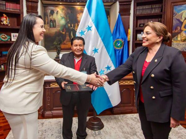 Sarahí Cerna fue juramentada por la presidenta Xiomara Castro.