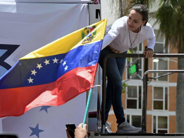 Tras pasar al menos tres días fuera de eventos públicos luego de revelar que pasaba a la clandestinidad por amenazas de muerte en su contra, la líder opositora María Corina Machado asistió a las manifestaciones para rechazar la ratificación de Nicolás Maduro como presidente reelecto de Venezuela. A continuación las imágenes.