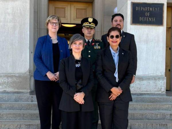 La secretaria adjunta del Departamento de Defensa, Jana Nelson, recibió a las autoridades hondureñas.