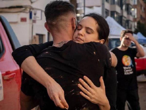 En medio de la tragedia y las conmovedoras historias de lucha que vive Valencia, España, tras el impacto de la DANA (Depresión Aislada en Niveles Altos), un gran número de voluntarios se unió a la causa, entre ellos la famosa cantante internacional Rosalía.