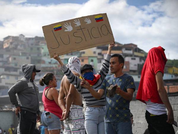 Venezolanos protestan contra la reelección de Nicolás Maduro.