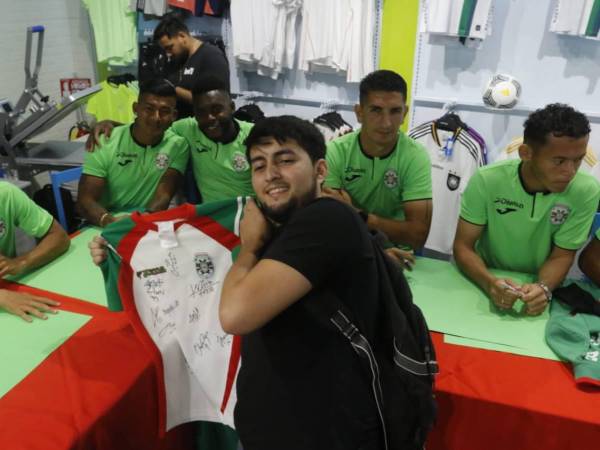 Los jugadores del conjunto verdolaga compartiendo con los aficionados.