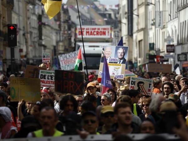 Decenas de personas recorrieron las calles de París para hacer ver su inconformidad con el nombramiento.