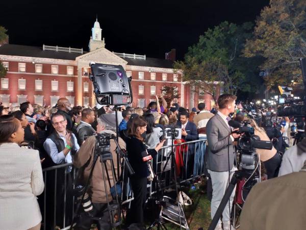 Cientos de personas han esperado durante varias horas a que Kamala Harris salga a dar su primer discurso después del cierre de urnas y aseguran que no se moverán, pues desde ahí también están monitoreando los resultados preliminares de las elecciones en Estados Unidos, donde ella podría convertirse en la primera mujer presidenta. EL HERALDO está desde el lugar y te muestra las mejores fotos.