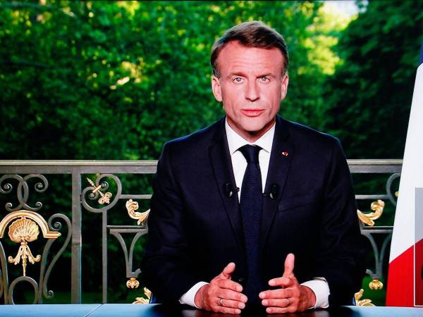 Esta captura de pantalla muestra al presidente de Francia, Emmanuel Macron, hablando durante un discurso televisado a la nación durante el cual anunció que disolverá la Asamblea Nacional, la cámara baja del Parlamento francés, y convocará nuevas elecciones generales el 30 de junio.