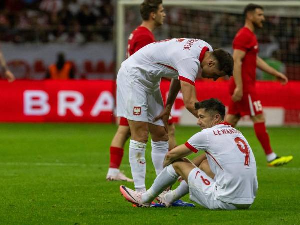 Robert Lewandowski salió lesionado en el duelo amistoso entre Polonia y Turquía.