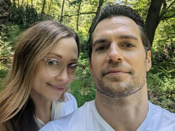 Henry Cavill, conocido por su papel como Superman, y su novia Natalie Viscuso, han causado revuelo tras ser vistos con una pronunciada barriga de embarazo. Aquí los detalles.