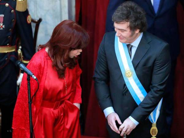 Fotografía de archivo del 10 de diciembre de 2023 del presidente argentino Javier Milei (der.), junto a la expresidenta Cristina Fernández, en Buenos Aires (Argentina).