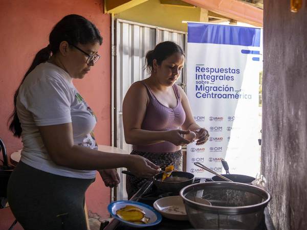 <i>Viviana y Andrea en su cocina, preparando deliciosos platillos para sorprender a sus comensales.</i>