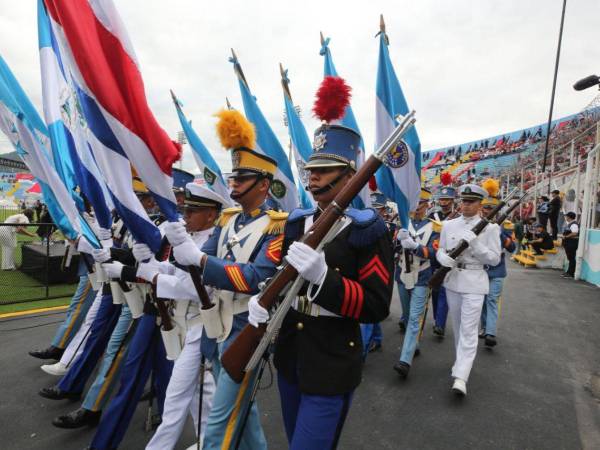 Con un despliegue imponente de fervor y disciplina, los cadetes de las Fuerzas Armadas de Honduras fueron los primeros en desfilar al interior del Estadio Nacional José de la Paz Herrera “Chelato” Uclés. Con uniformes de gala y portando las banderas de Honduras y los demás países centroamericanos, los cadetes marcharon demostrando una vez más su capacidad de disciplina, organización y respeto por la patria en estas fiestas patrias 2024. A continuación las imágenes.