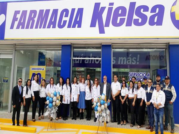 Personal, ejecutivos de Farmacias Kielsa realizaron una ceremonia especial para la apertura del nuevo establecimiento.