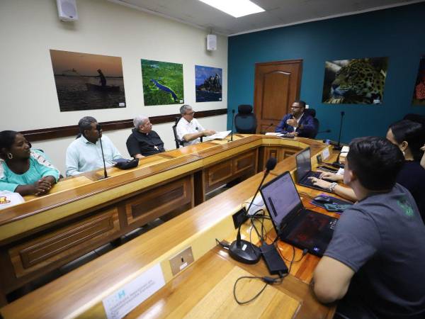 Los coordinadores de la comunidad misquita en Gracias a Dios, los párrocos y Luis Soliz, junto con el equipo del ICF, abordaron el tema.