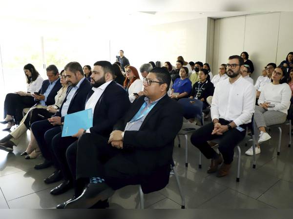 <i>Jóvenes participantes de los programas de Fundación Terra y Glasswing Internacional Honduras celebran la nueva alianza.</i>