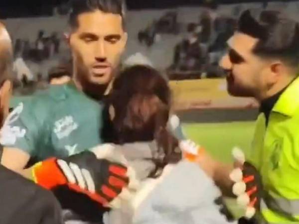 La Federación Iraní de Fútbol multó al arquero Hossein Hosseini con 4.400 euros y lo suspendió por un partido debido a su “mal comportamiento hacia los agentes de seguridad del partido”.