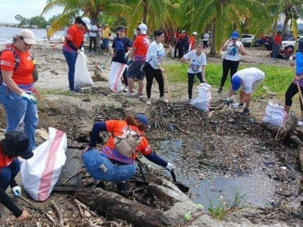 Jóvenes voluntarios se unen para limpiar la playa Mar de Plata en Omoa