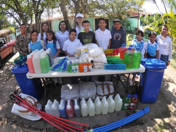 Con muchas alegría los niños y autoridades de la Escuela Sotero Barahona recibieron el premio.