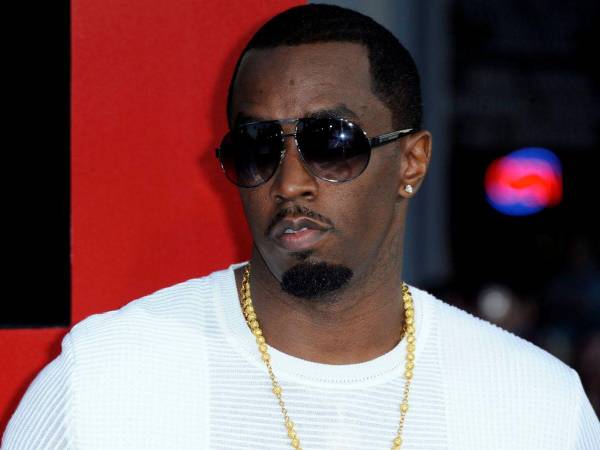 Una nueva denunciante del rapero estadounidense Sean ‘Diddy’ Combs, que se enfrenta a un centenar de demandas por abusos sexuales, es una mujer que asegura que en el año 2000, cuando ella tenía solo 13 años, fue drogada y violada por el cantante en presencia de “dos famosos”. A continuación, los detalles.