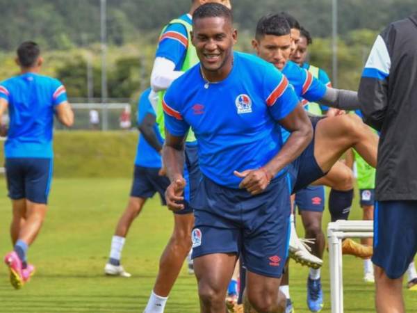 Brayan Beckeles calienta la semifinal de vuelta entre Motagua y Olimpia.