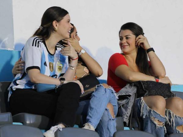 El estadio Nacional Chelato Uclés está siendo testigo de un fenomenal duelo entre Motagua y Águila por el repechaje de la Copa Centroamericana de Concacaf. A continuación te dejamos la mejores postales del ambiente en este partido.