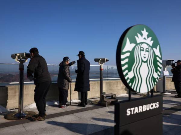 Conocer la vida civil en Corea del Norte puede dejar de ser una curiosidad. Una de las principales innovaciones que tiene la nueva cafetería de Starbucks en Corea del Sur es que permite echarle un vistazo al país, mientras disfrutan una rica taza de café.