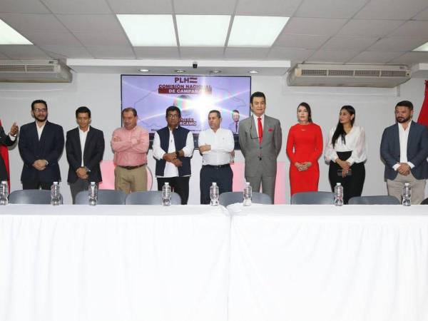 Con el diputado Marlon Lara como coordinador y otros miembros conocidos como el alcalde del municipio de Choluteca, Quintín Soriano y su propia esposa Iroshka Elvir fue presentada y juramentada la denominada Comisión Nacional de Campaña del precandidato presidencial, Salvador Nasralla, de cara a las elecciones internas del Partido Liberal. A continuación los detalles.