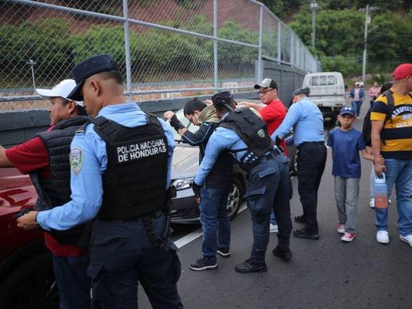 Decenas de policías y militares se apostaron desde muy temprano en las inmediaciones del Estadio Nacional “Chelato” Uclés y dentro del recinto deportivo para brindar seguridad durante los desfiles patrios en conmemoración de los 203 años de independencia de Honduras.