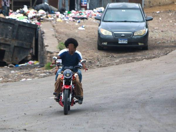 Aunque los riesgos de sufrir lesiones o peor aún morir son más elevados, muchos menores conducen sin cascos y por falta de edad, sin licencias.