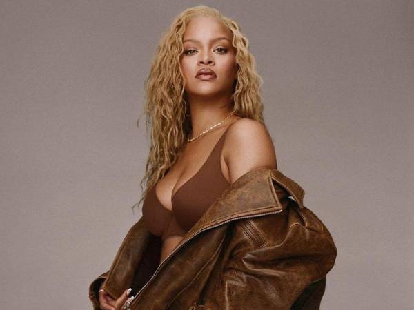 Rihanna ha vuelto a acaparar la atención al mostrarse en lencería rosa de su nueva colección Savage X Fenty.