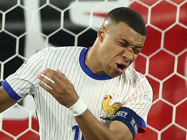 Kylian Mbappé se ha fracturado la nariz en un choque en el duelo entre Austria-Francia.