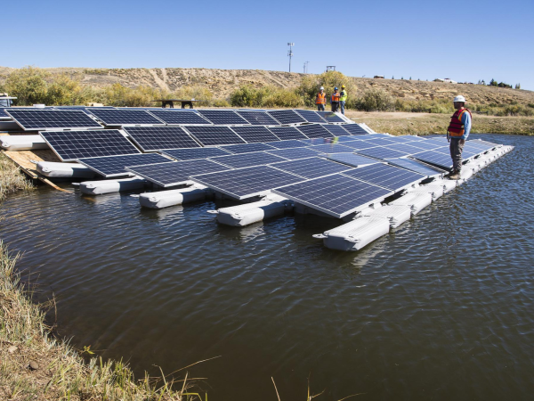 Países europeos y asiáticos tienen granjas solares flotantes, así generan energía y cuidan del medio ambiente.