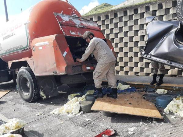 En el lugar se tuvo que controlar una fuga de gas que amenazaba la zona.