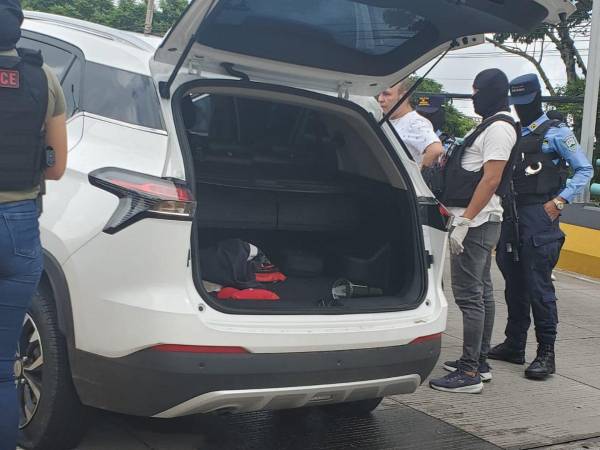 En horas de la tarde de este viernes, un ciudadano fue detenido a la altura del bulevar Suyapa de la ciudad capital tras una persecución emprendida por autoridades policiales. A continuación, más detalles.