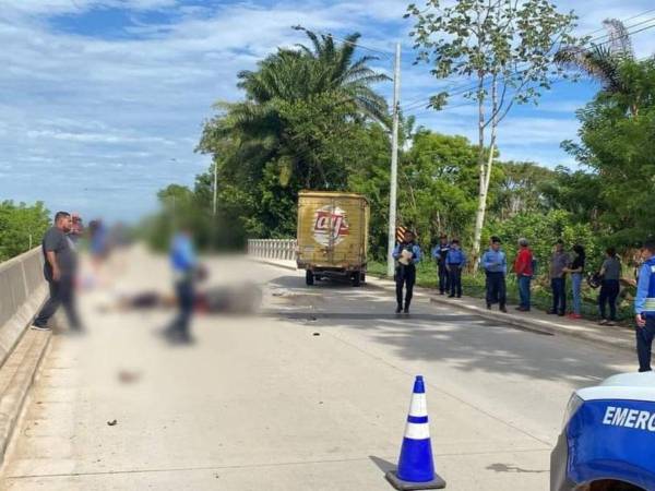 Los cuerpos quedaron a pocos metros del camión repartidor de una reconocida distribuidora de snacks.