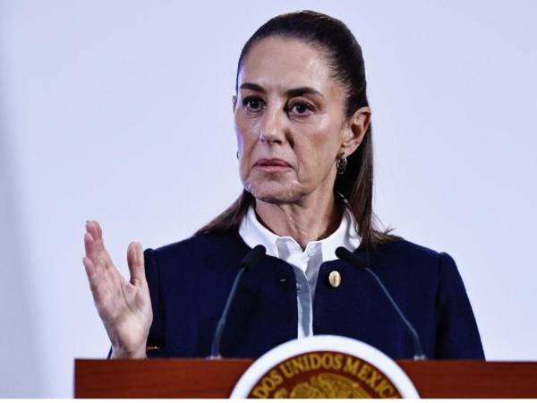 La presidenta de México Claudia Sheinbaum, habla este viernes durante una rueda de prensa en Palacio Nacional en la Ciudad de México (México).