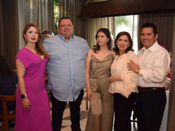 Mayra, Reniery, Pilar, Dinna y Eliseo Castro.