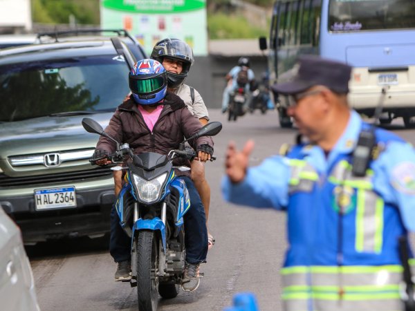 EL HERALDO se encontró con Arnoldo Álvarez, un policía de Tránsito, en el kilómetro 1 de la carretera que de Tegucigalpa conduce al sur de Honduras. Este es uno de los puntos con más accidentados en motos.