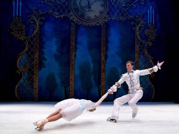 Se trata de una experiencia perfecta para toda la familia, donde la elegancia del ballet se fusiona con la belleza del patinaje sobre hielo.