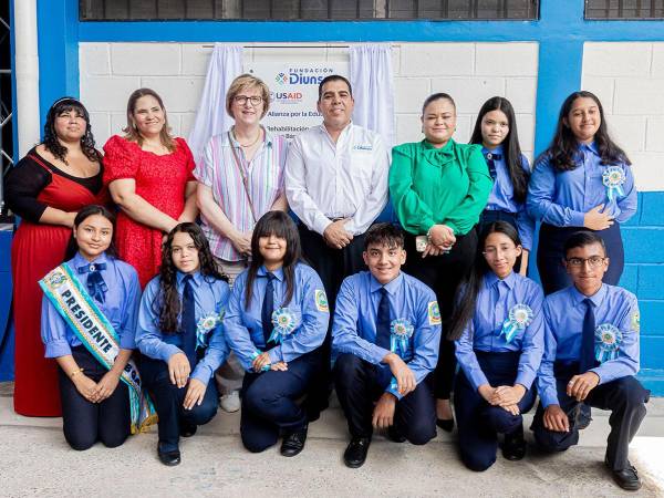 Autoridades de Fundación Diunsa y USAID junto a estudiantes del Centro de Educación Básica Álvaro Contreras en la ceremonia de inauguración.