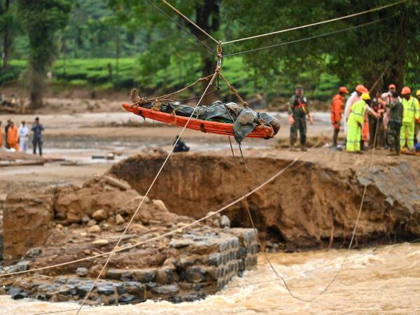 El único puente que conecta con las aldeas más golpeadas fue arrasado y los equipos de rescate tuvieron que retirar los cuerpos de la zona en camillas atadas a tirolinas levantadas precariamente por encima de las aguas.